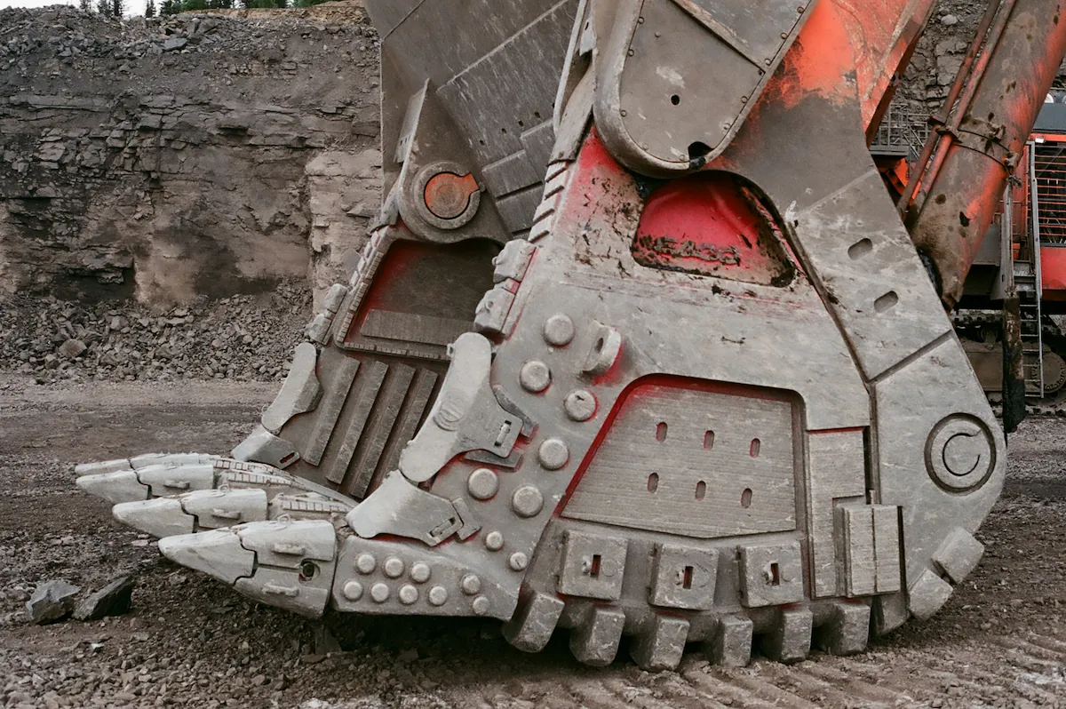 Heavy-duty excavator bucket